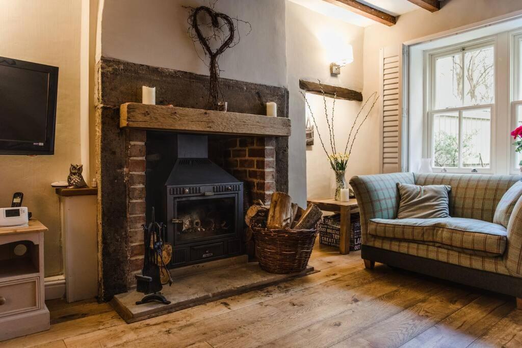1800 Period Grade 2 Listed Cottage Addingham Bagian luar foto